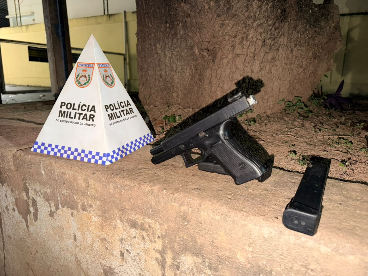 39° BPM apreende pistola e munições em Cascadura, após informações do Disque Denúncia 